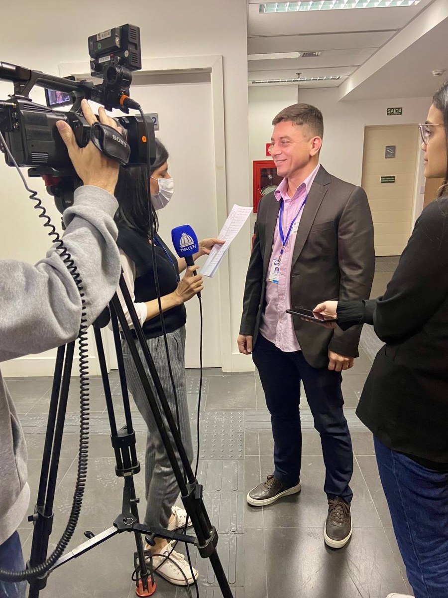 Sérgio Mantovani sendo entrevistado pela imprensa